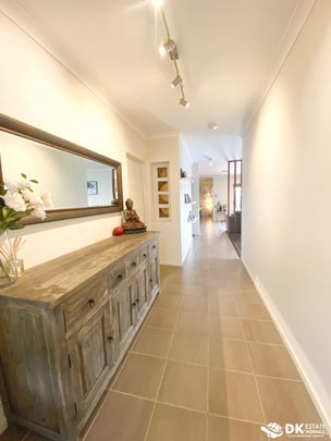 FAMILY ENTERTAINER! - Photo 1