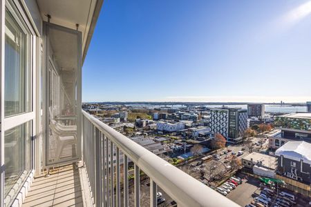 City Living with Harbour Views - Photo 4