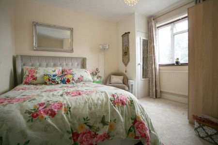 Price £2,100 pcm - Available Now - Part Furnished - Photo 5