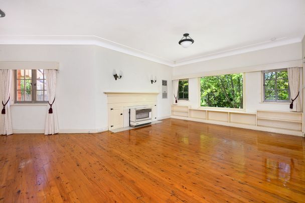 LARGE, NEAR LEVEL GARDENS - 1,189 SQUARE METRES - Photo 1