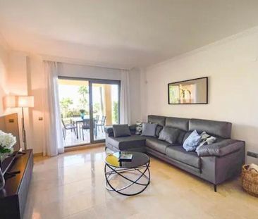 2 bedroom luxury Apartment for rent in Benahavís, Spain - Photo 2