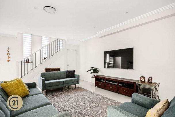 Stunning & Spacious Family Home - Photo 1