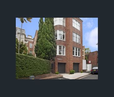 Top floor apartment in the heart of Elizabeth Bay - Photo 5