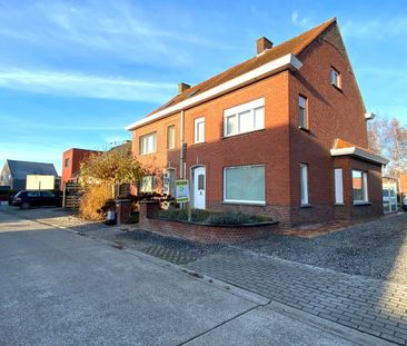 CHARMANTE GERENOVEERDE WONING MET TUIN EN GARAGE IN WONTERGEM - Photo 3