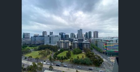 FULLY FURNISHED 2 BEDROOM WITH PANORAMIC VIEWS OF DOCKLANDS PARKLANDS - Photo 2