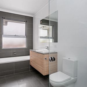Three bedroom two bathroom in popular locale - Photo 2