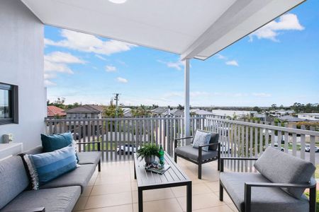 Modern Top-Floor Apartment with Stunning Views and Prime Location - Photo 4