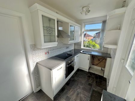 4 Bed Semi-Detached House, Kirkdale Crescent, LS12 - Photo 3