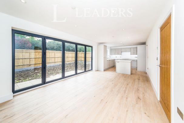 4 bedroom house to rent Maypole Road, Ashurst Wood, RH19 - Photo 1