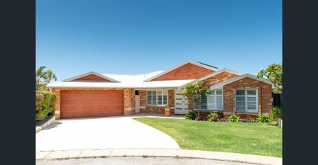 STUNNING FAMILY HOME LOCATED IN A QUITE CUL-DE-SAC! - Photo 3