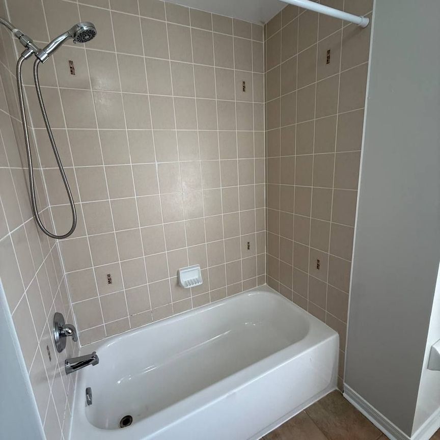 For Lease - 514 Candlestick Circle, Mississauga, Ontario - Photo 1