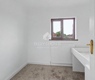 Monkwick Avenue, COLCHESTER - Photo 3