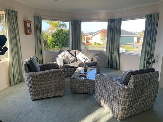 Beautiful 4 bed rooms Family home in Orewa - Photo 1