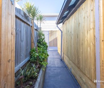 Tastefully fully renovated coast side one bedroom unit - Photo 2