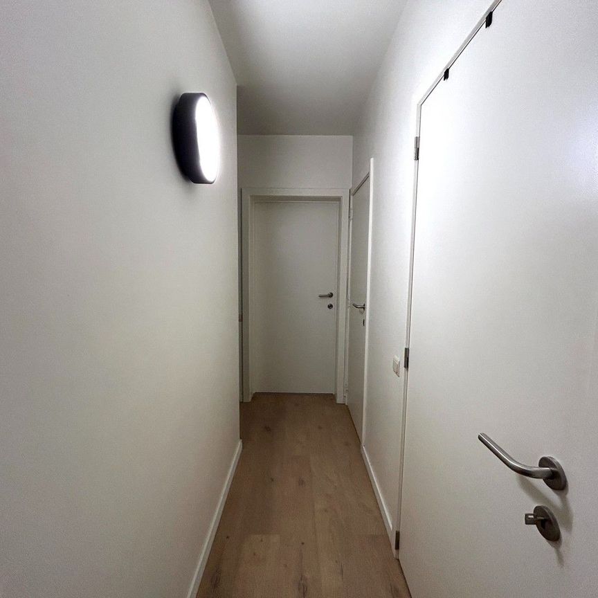 Gerenoveerd, instapklaar appartement met 2 slaapkamers te Ardooie! - Photo 1