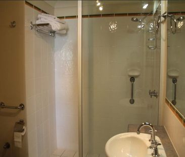 Fully-furnished beachside apartment - walk to The Strand and local ... - Photo 5