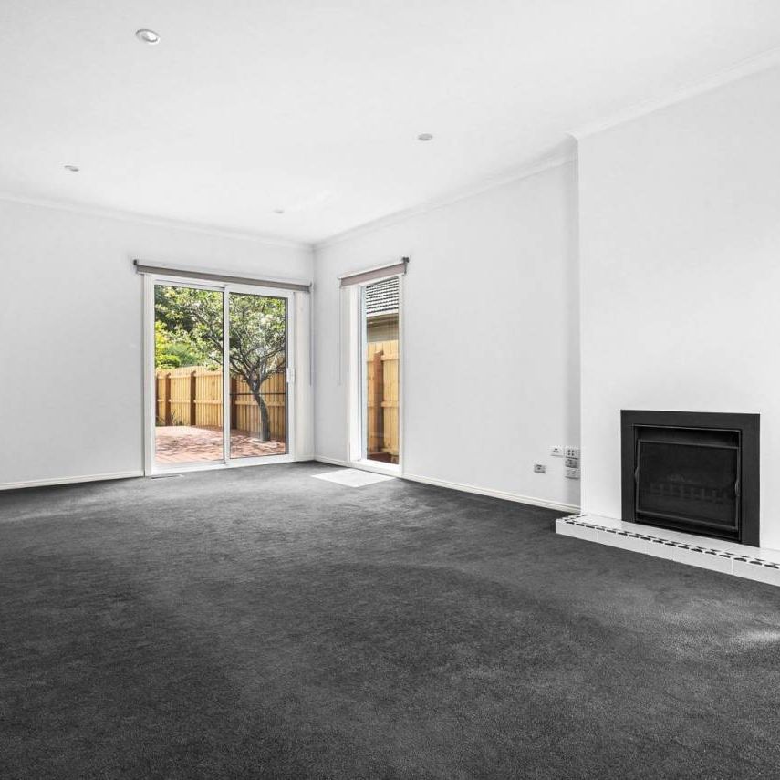 THREE-BEDROOM FAMILY HOME | GREAT LOCATION | LOW MAINTENANCE - Photo 1