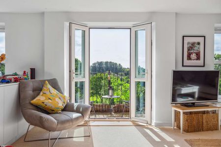 A beautifully presented first floor apartment, with glorious long views over the Itchen valley and South Downs National Park. - Photo 4