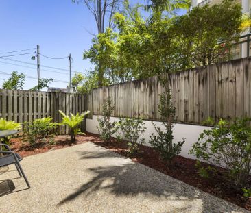 Fully Renovated Luxurious Ground-Floor Corner Apartment with Privat... - Photo 4