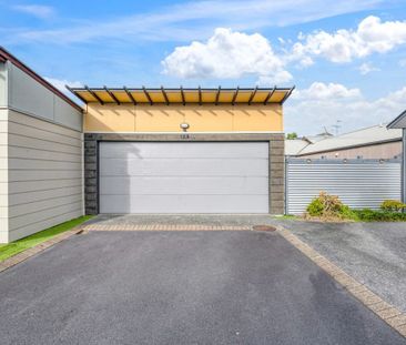 Location, location, lovely townhouse just opposite Botany Town Centre - Photo 3