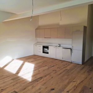 First rental: Wonderfully high rooms and plenty of space - Photo 2