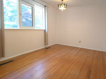 For Lease - 1364 Avonbridge Drive, Mississauga, Ontario - Photo 3