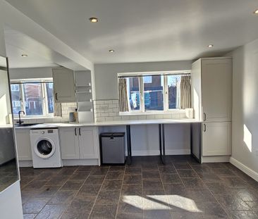 Four bedroom Detached House - Photo 5