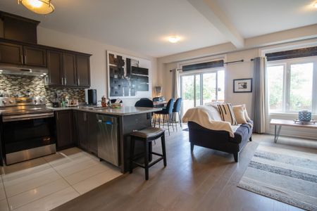 **STUNNING** 3 Bedroom Townhouse in St. Catharines!! - Photo 5