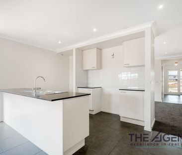 34 Linacre Crescent, Melton South, Vic 3338 - Photo 2