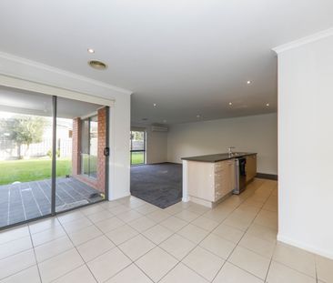 Neat & spacious 3 bedroom with 2 living spaces - Photo 5