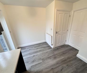 2 bedroom end of terrace house to rent - Photo 6