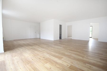 Exklusiv! Kernsaniert! Barrierefrei! Lichtdurchflutete, moderne 3-Zimmer-Terrassenwohnung mit zwei Stellplätzen in denkmalgeschützter Hofanlage! (LK 4688) - Foto 2