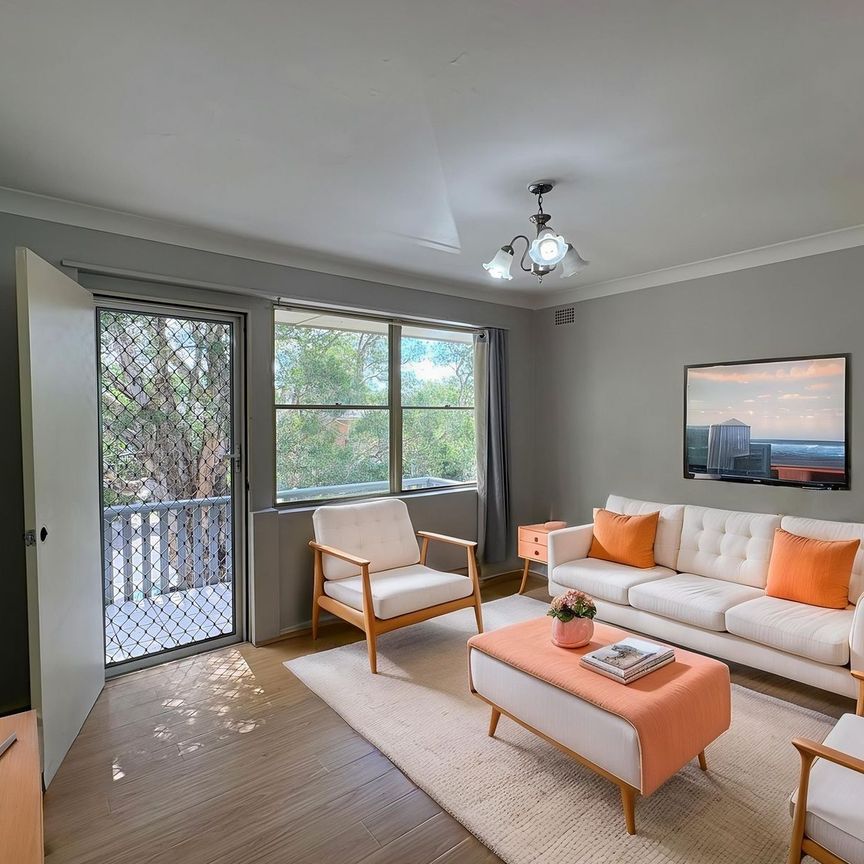 Good Size sunny 3 bedroom top floor flat available on leafy street - Photo 1
