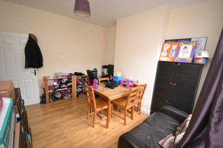 3 bed Mid Terraced House for Rent - Photo 5