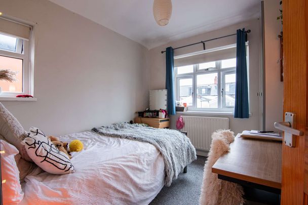 Modern and spacious five bedroom house on Coburn Street - Photo 1