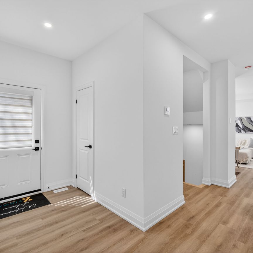 For Lease - 1 Dunsmore Gardens Unit# R - GARDEN, Toronto, Ontario - Photo 1