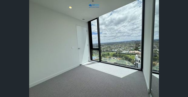 Sunny & Modern 2-Bedroom Apartment with Car Park in Box Hill! - Photo 1