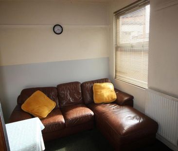 4 bedroom end of terrace house to rent - Photo 1