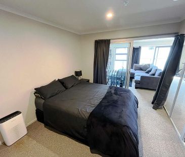 City convenience with quiet comfort - Photo 3