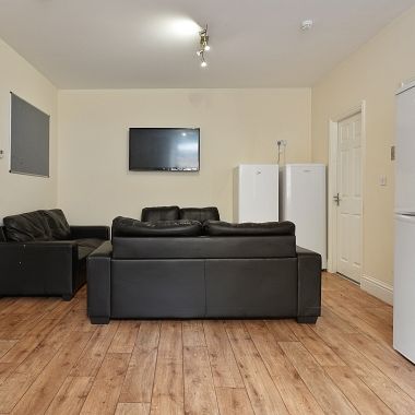 Immaculate 6 Bedroom Apartment in Broomhall! - Photo 1