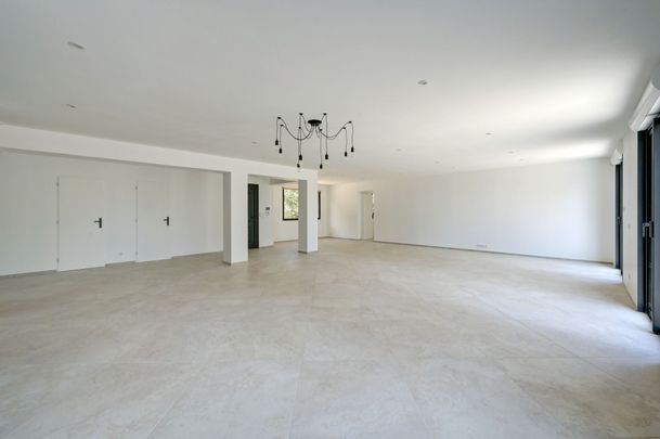 Location Maison Aix-en-Provence 7 Pièces 244 m² - Photo 1