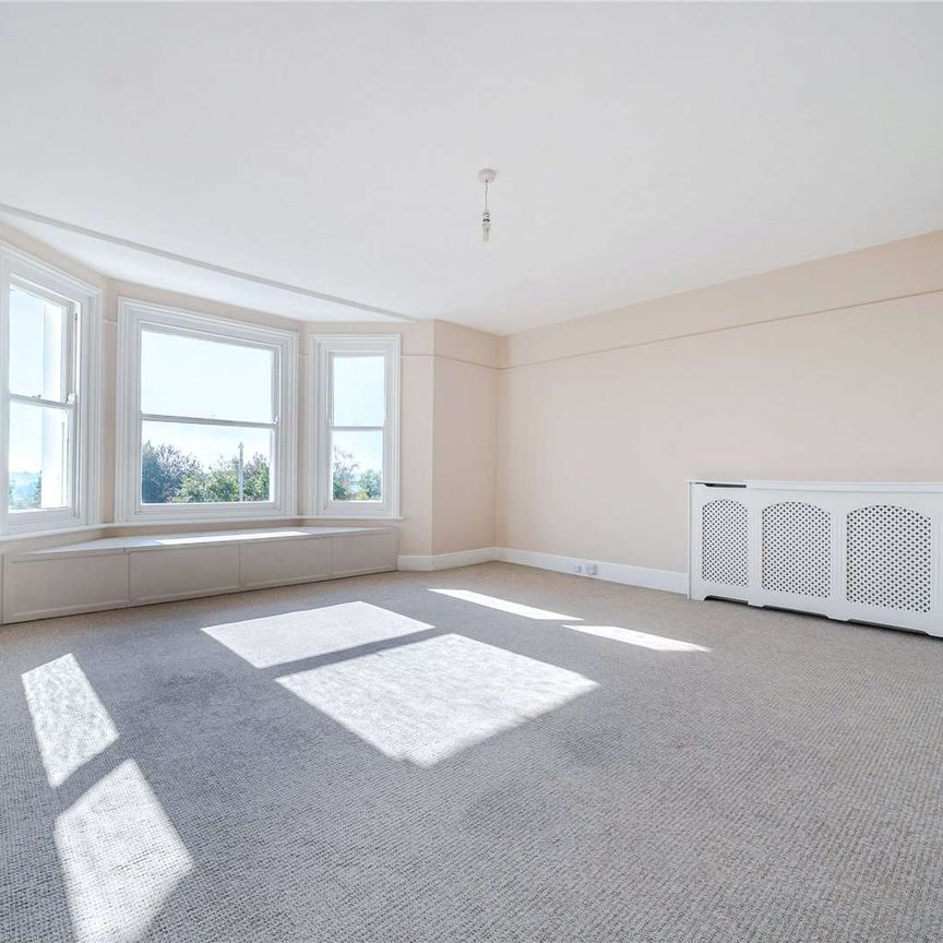 A lovely two bedroom apartment with impressive views and private parking - Photo 1
