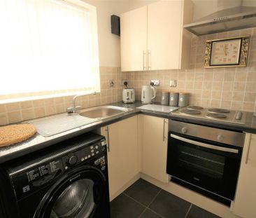 2 bedroom flat to rent - Photo 4