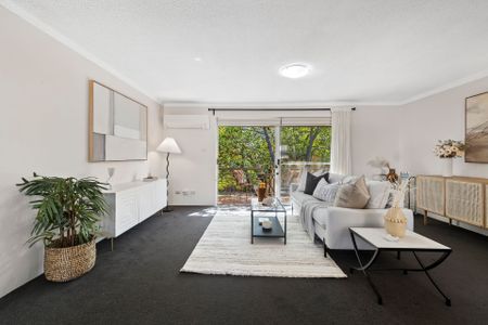 Light-filled Living in a Prime Location with Double Parking - Photo 3