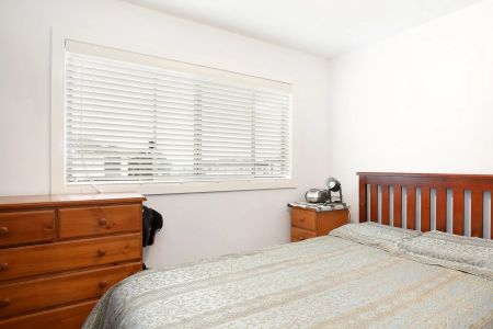 Stunning Three Bedroom Townhouse - Photo 4