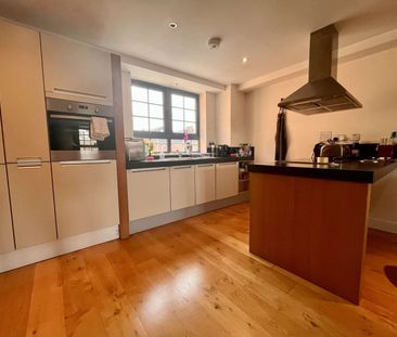 A second floor furnished apartment at St. James Wharf. Viewings to ... - Photo 4