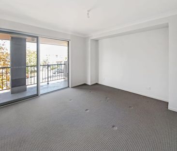 Large Modern Home - Walk To Station - Photo 4