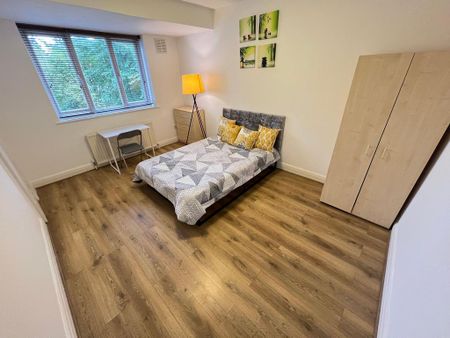 4 bedroom flat to rent - Photo 3