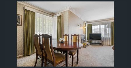 9-12 MONTHS LEASE. Spacious 3-Bedroom Family Home in Prime Bulleen Location - Photo 3