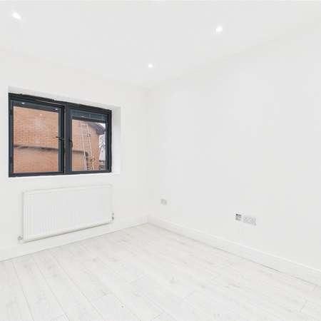 Inverclyde Gardens, Chadwell Health, Essex, RM6 - Photo 1